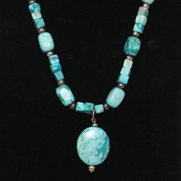 Beautiful Magnesite Gemstone Necklace 22" - Picture 2 of 12